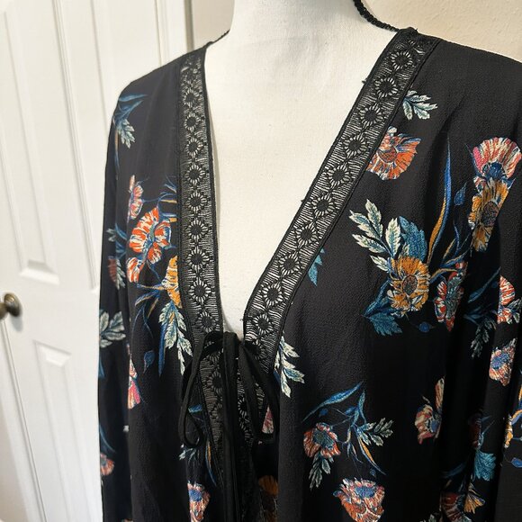 Beautiful boho style floral top - Size 1X - Picture 2 of 3